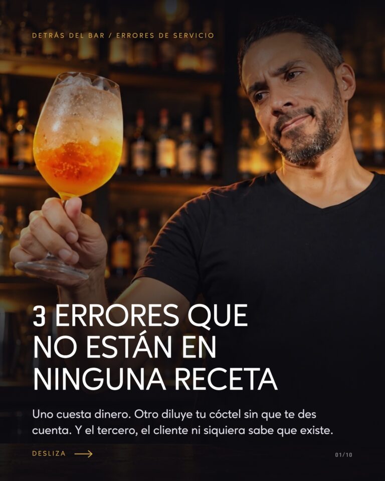 Errores de bartender: Eleazar mira con duda un Aperol Spritz con la soda sin mezclar