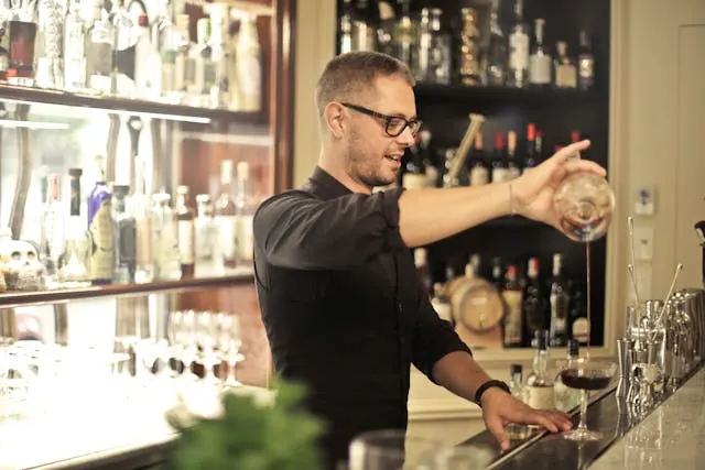 10 TIPS para tener ÉXITO en la INDUSTRIA de bebidas | Parte 2 1 Bartender